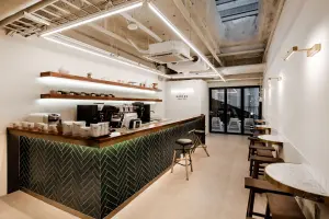 노출천장과 헤링본 바가 돋보이는 모던 카페